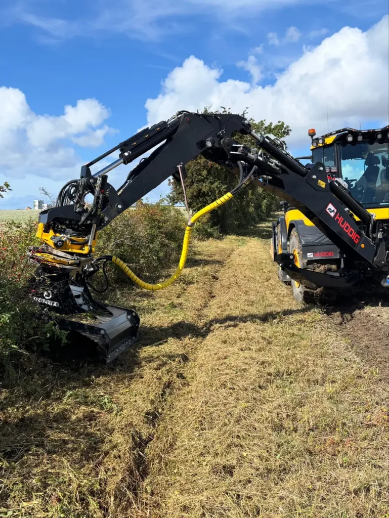Niklas_Huddig_Mulcher_02 - econtech GmbH Detailaufnahme: Zerkleinerung von Aufwuchs und Strauchwerk
