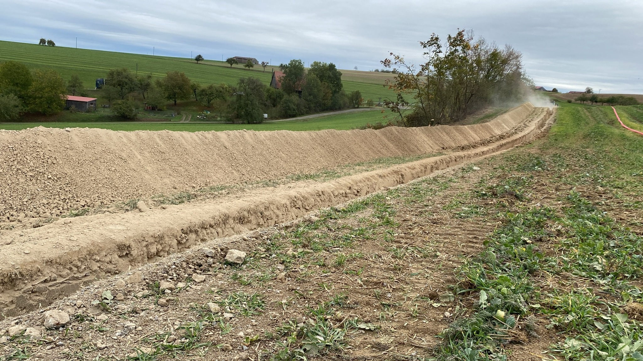 Gefräster Graben mit seitlich abgelegtem Aushub bei Heilbronn, Herbst 2026